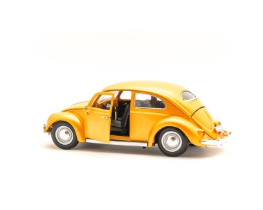 Turuncu oyuncak araba açık kapı ile yakın çekim studio beyaz arka plan üzerinde küçük metal model araba izole