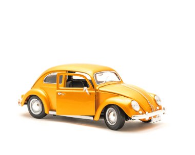 Beyaz arka plan üzerinde küçük metal model araba izole vurdu studio turuncu oyuncak araba