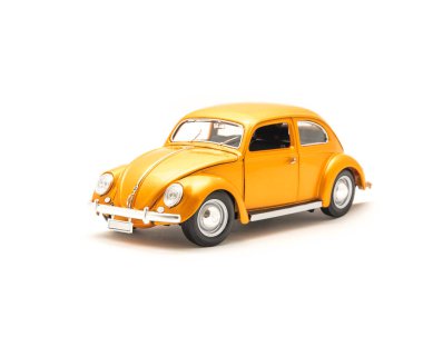 Beyaz arka plan üzerinde küçük metal model araba izole vurdu studio turuncu oyuncak araba