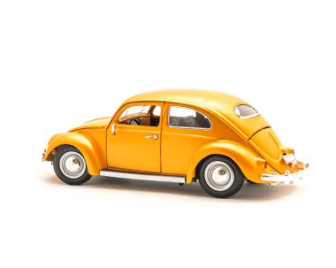 Yakın çekim stüdyo çekim yan görüntülemek beyaz arka plan üzerinde küçük metal model araba izole bir turuncu oyuncak araba