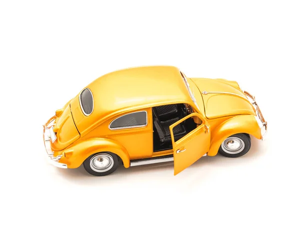 Крупним Планом Студійний Знімок Помаранчевого Іграшкового Автомобіля Відкритими Дверима Ізольовані — стокове фото