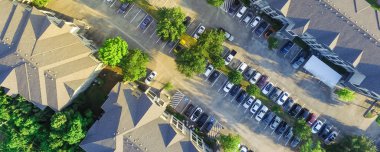 Panorama hava manzaralı daire garaj dolu kapalı otopark, arabalar ve Houston, Texas, çok katlı konut binaların yeşil ağaçlar bize. Kentsel altyapı, ulaşım kavramı