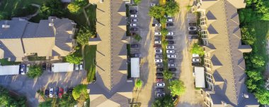 Panorama hava manzaralı daire garaj dolu kapalı otopark, arabalar ve Houston, Texas, çok katlı konut binaların yeşil ağaçlar bize. Kentsel altyapı, ulaşım kavramı