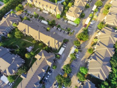 Hava manzaralı daire garaj dolu kapalı otopark, otomobil ve konut binalar Houston, Texas, bize günbatımında yeşil ağaçlar. Kentsel altyapı ve ulaşım kavramı