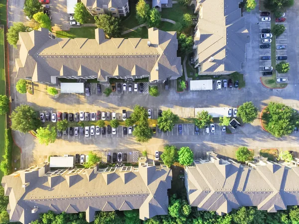 Luftaufnahme Der Wohnung Garage Mit Voller Überdachter Parkplätze Autos Und — Stockfoto