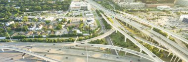 Panorama Hava eyaletler arası I-610 otoyol büyük kavşak ve Houston midtown silüetini arka plan. Değişim, yükseltilmiş yol Kavşağı Üstgeçit viyadük yığını. Her gece derecesi görünümü metropol