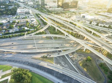 Hava eyaletler arası I-610 otoyol büyük kavşak ve Houston midtown silüetini arka plan. Değişim, yükseltilmiş yol Kavşağı Üstgeçit viyadük yığını. Her gece derece dikey görünüm metropol alanı