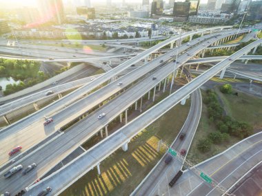 Hava eyaletler arası I-610 otoyol büyük kavşak ve Houston midtown silüetini arka plan. Değişim, yükseltilmiş yol Kavşağı Üstgeçit viyadük yığını. Her gece derece dikey görünüm metropol alanı