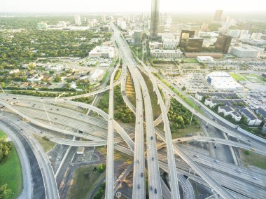 Hava eyaletler arası I-610 otoyol büyük kavşak ve Houston midtown silüetini arka plan. Değişim, yükseltilmiş yol Kavşağı Üstgeçit viyadük yığını. Her gece derece dikey görünüm metropol alanı