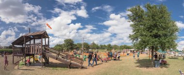 Grapevine, Tx, ABD-Ekim 6, 2018:Panorama Görünümü çiftlik bahçe dekorasyon hasat kabak ile tüm şekil ve büyüklükte, su kabakları, saman balya, Mısır galore, ahşap Bahçesi takip ediyor. Bulut mavi gökyüzü