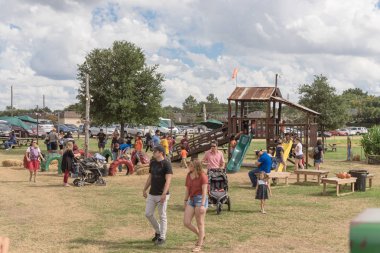 Grapevine, Tx, ABD-Ekim 6, 2018:Pumpkin tüm boyutları ve kırsal çiftlik dekorasyon şekiller. Aileler üye ebeveynler ve çocuklar seçin ve satın. Renkli tatil sonbahar kutlama arka plan, bulut mavi gökyüzü