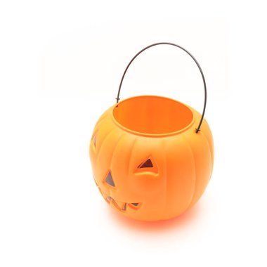 Beyaz izole plastik Halloween balkabağı kova üzerinde komik surat
