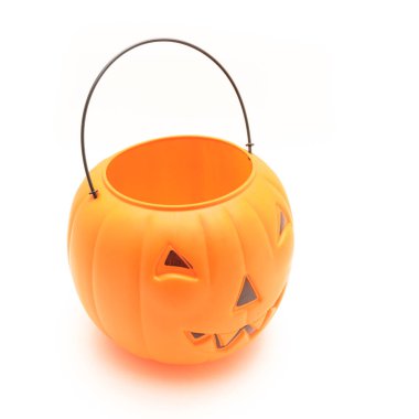 Beyaz izole plastik Halloween balkabağı kova üzerinde komik surat