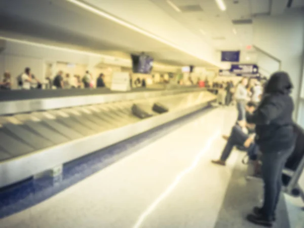 Movimento Borrou Diversos Grupos Passageiros Esperando Por Suas Bagagens Área — Fotografia de Stock