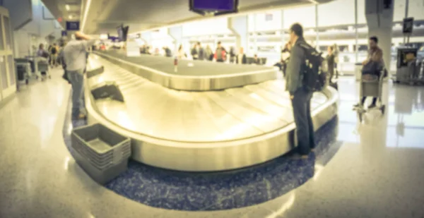 Panorama Borrou Diversos Grupos Passageiros Espera Sua Bagagem Área Bagagens — Fotografia de Stock