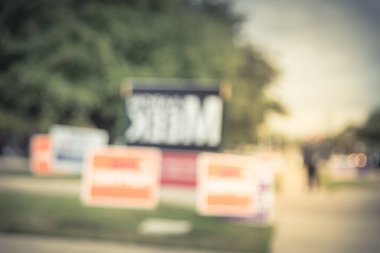 Hareket için birincil seçim günü Dallas, Texas, ABD yarda tabelaya yakınında yerleşim sokakta yürüyen insanlar bulanık. Erken seçmenlerin tebrik işaretleri.