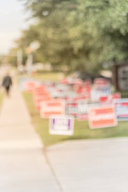 Hareket için birincil seçim günü Dallas, Texas, ABD yarda tabelaya yakınında yerleşim sokakta yürüyen insanlar bulanık. Erken seçmenlerin tebrik işaretleri.
