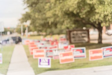 Görüntü satır bir avluya işaret konut Street Dallas county, Texas, ABD birincil seçim günü için bulanık. Erken seçmenler, siyasi parti posterler ara seçim kavramı için tebrik işaretleri