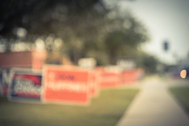 Vintage sesi bulanık satır yard işaretler konut Sokağı'nda birincil seçim günü Dallas county, Texas, bize. Erken seçmenler, siyasi parti posterler ara seçim kavramı için tebrik işaretleri