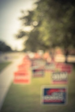 Görüntü satır bir avluya işaret konut Street Dallas county, Texas, ABD birincil seçim günü için bulanık. Erken seçmenler, siyasi parti posterler ara seçim kavramı için tebrik işaretleri