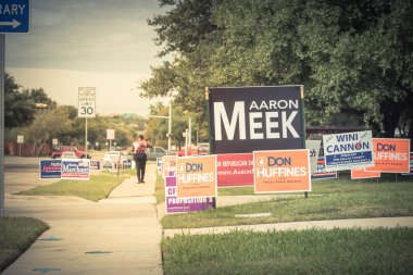 Irving, Tx, ABD-Ekim 22, yarda işareti konut sokak satırını yakınındaki birincil seçim günü Dallas county, Texas 2018:Rear görünümü insanlar. Erken seçmenler, siyasi parti posterler tebrik işaretleri