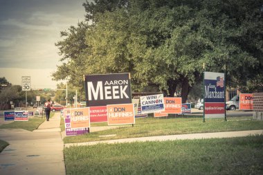 Irving, Tx, ABD-Ekim 22, yarda işareti konut sokak satırını yakınındaki birincil seçim günü Dallas county, Texas 2018:Rear görünümü insanlar. Erken seçmenler, siyasi parti posterler tebrik işaretleri