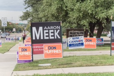 Irving, Tx, ABD-Ekim 22, yarda işareti konut sokak satırını yakınındaki birincil seçim günü Dallas county, Texas 2018:Rear görünümü insanlar. Erken seçmenler, siyasi parti posterler tebrik işaretleri