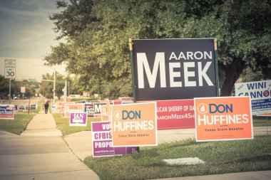 Irving, Tx, ABD-Ekim 22, yarda işareti konut sokak satırını yakınındaki birincil seçim günü Dallas county, Texas 2018:Rear görünümü insanlar. Erken seçmenler, siyasi parti posterler tebrik işaretleri