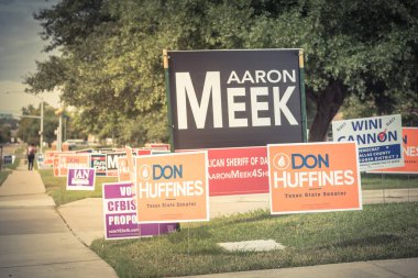 Irving, Tx, ABD-Ekim 22, yarda işareti konut sokak satırını yakınındaki birincil seçim günü Dallas county, Texas 2018:Rear görünümü insanlar. Erken seçmenler, siyasi parti posterler tebrik işaretleri