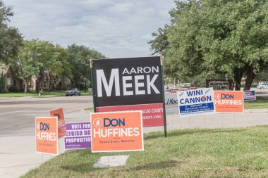 Irving, Tx, ABD-Ekim 22, 2018:Row bir avluya işaret birincil seçim günü için konut Street Dallas county, Texas, ABD. Erken seçmenler, siyasi parti posterler ara seçim için tebrik işaretleri