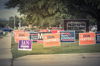 Irving, Tx, ABD-Ekim 22, 2018:Row bir avluya işaret birincil seçim günü için konut Street Dallas county, Texas, ABD. Erken seçmenler, siyasi parti posterler ara seçim için tebrik işaretleri