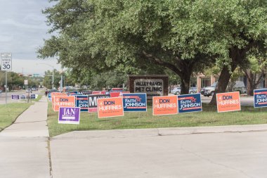 Irving, Tx, ABD-Ekim 22, 2018:Row bir avluya işaret birincil seçim günü için konut Street Dallas county, Texas, ABD. Erken seçmenler, siyasi parti posterler ara seçim için tebrik işaretleri