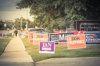 Irving, Tx, ABD-Ekim 22, yarda işareti konut sokak satırını yakınındaki birincil seçim günü Dallas county, Texas 2018:Rear görünümü insanlar. Erken seçmenler, siyasi parti posterler tebrik işaretleri