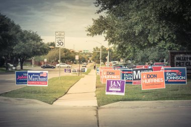 Irving, Tx, ABD-Ekim 22, 2018:Row bir avluya işaret birincil seçim günü için konut Street Dallas county, Texas, ABD. Erken seçmenler, siyasi parti posterler ara seçim için tebrik işaretleri