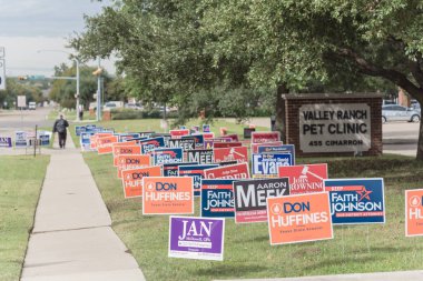 Irving, Tx, ABD-Ekim 22, yarda işareti konut sokak satırını yakınındaki birincil seçim günü Dallas county, Texas 2018:Rear görünümü insanlar. Erken seçmenler, siyasi parti posterler tebrik işaretleri