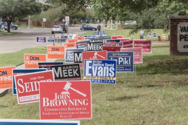Irving, Tx, ABD-Ekim 22, 2018:Row bir avluya işaret birincil seçim günü için konut Street Dallas county, Texas, ABD. Erken seçmenler, siyasi parti posterler ara seçim için tebrik işaretleri