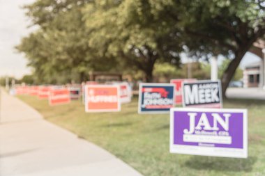 Irving, Tx, ABD-Ekim 22, 2018: seçici odak satır yarda işareti birincil seçim günü için konut Street Dallas County, Texas. Erken seçmenler, siyasi parti poster ara seçim tebrik işaretleri