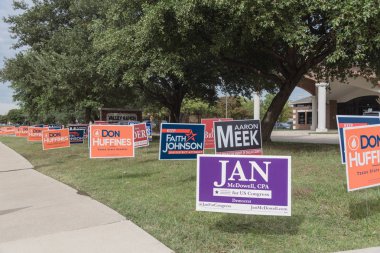 Irving, Tx, ABD-Ekim 22, 2018:Row bir avluya işaret birincil seçim günü için konut Street Dallas county, Texas, ABD. Erken seçmenler, siyasi parti posterler ara seçim için tebrik işaretleri