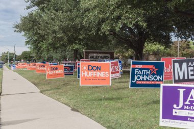 Irving, Tx, ABD-Ekim 22, 2018:Row bir avluya işaret birincil seçim günü için konut Street Dallas county, Texas, ABD. Erken seçmenler, siyasi parti posterler ara seçim için tebrik işaretleri