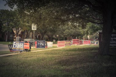 Irving, Tx, ABD-Ekim 22, 2018:Row bir avluya işaret birincil seçim günü için konut Street Dallas county, Texas, ABD. Erken seçmenler, siyasi parti posterler ara seçim için tebrik işaretleri