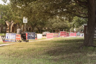 Irving, Tx, ABD-Ekim 22, satır bir avluya işaret birincil seçim günü için konut Street Dallas County, Texas yakınındaki 2018:Rear görünümü çift arabası. Erken seçmenler, siyasi parti poster tebrik işaretleri