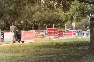 Irving, Tx, ABD-Ekim 22, satır bir avluya işaret birincil seçim günü için konut Street Dallas County, Texas yakınındaki 2018:Rear görünümü çift arabası. Erken seçmenler, siyasi parti poster tebrik işaretleri