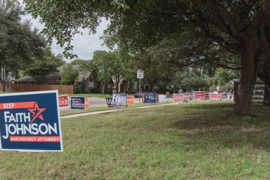Irving, Tx, ABD-Ekim 22, 2018:Row bir avluya işaret birincil seçim günü için konut Street Dallas county, Texas, ABD. Erken seçmenler, siyasi parti posterler ara seçim için tebrik işaretleri