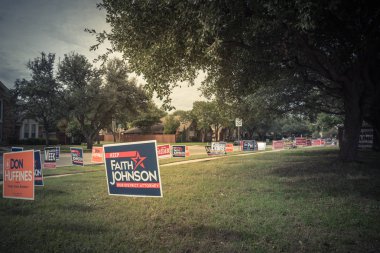 Irving, Tx, ABD-Ekim 22, 2018:Row bir avluya işaret birincil seçim günü için konut Street Dallas county, Texas, ABD. Erken seçmenler, siyasi parti posterler ara seçim için tebrik işaretleri