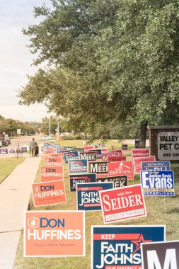 Irving, Tx, ABD-Ekim 22, satır bir avluya işaret birincil seçim günü için konut Street Dallas County, Texas yakınındaki 2018:Rear görünümü çift arabası. Erken seçmenler, siyasi parti poster tebrik işaretleri
