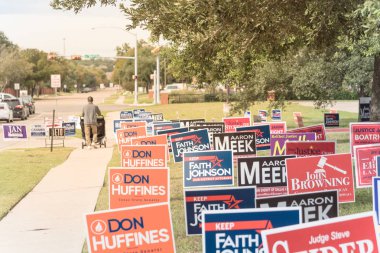 Irving, Tx, ABD-Ekim 22, satır bir avluya işaret birincil seçim günü için konut Street Dallas County, Texas yakınındaki 2018:Rear görünümü çift arabası. Erken seçmenler, siyasi parti poster tebrik işaretleri