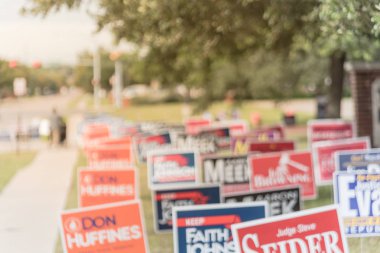 Irving, Tx, ABD-Ekim 22, 2018: seçici odak satır yarda işareti birincil seçim günü için konut Street Dallas County, Texas. Erken seçmenler, siyasi parti poster ara seçim tebrik işaretleri
