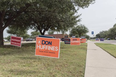 Irving, Tx, ABD-Ekim 22, 2018:Row bir avluya işaret birincil seçim günü için konut Street Dallas county, Texas, ABD. Erken seçmenler, siyasi parti posterler ara seçim için tebrik işaretleri