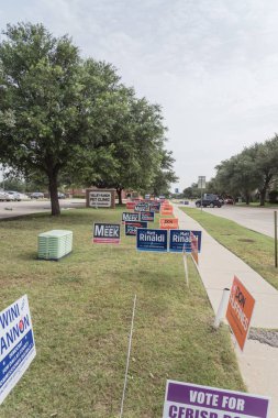Irving, Tx, ABD-Ekim 22, 2018:Row bir avluya işaret birincil seçim günü için konut Street Dallas county, Texas, ABD. Erken seçmenler, siyasi parti posterler ara seçim için tebrik işaretleri
