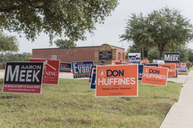 Irving, Tx, ABD-Ekim 22, 2018:Row bir avluya işaret birincil seçim günü için konut Street Dallas county, Texas, ABD. Erken seçmenler, siyasi parti posterler ara seçim için tebrik işaretleri